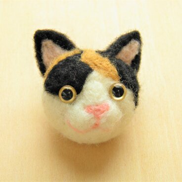 ちいさな ねこあたまブローチ 三毛猫ちゃん