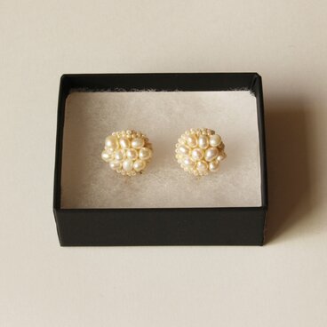 〈送料無料〉珊瑚イヤリング　ホワイト