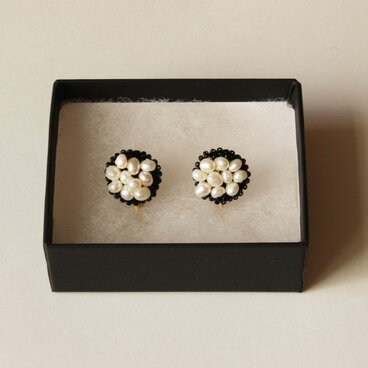 〈送料無料〉珊瑚イヤリング　ブラック