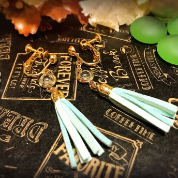 淡いブルーの大人可愛いタッセルイヤリング