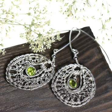 Silver 透かし模様のサークルピアス《ペリドット》