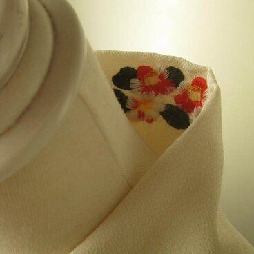 半衿・刺繍半衿・一見無地半衿のようで椿の半衿(縮緬布)