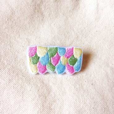 刺繍ブローチ　「春のうろこパッチ」