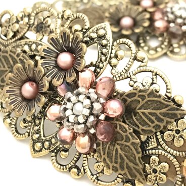 ビーズフラワーのバレッタ[ピンク系×金古美]