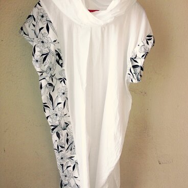 アシンメトリードレーピングブラウス。