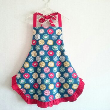 フリルのエプロン＊刺繍花