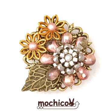 ビーズフラワーのブローチ[ピンク系×金古美]