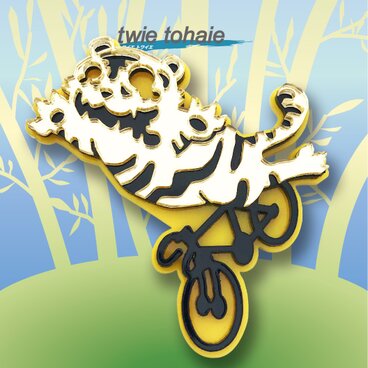 タイガーブローチon自転車 リフレクションブローチ