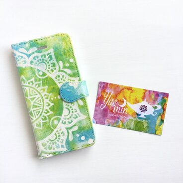【春・夏】モロッコ風手描き曼荼羅柄 ライトグリーンとブルーの手帳型iPhone/Androidケース(留め具blue)