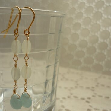 ニュージェイドとアマゾナイトのピアス（ショート）　14kgf