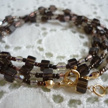 キューブ型スモーキークォーツの三連ブレスレット
