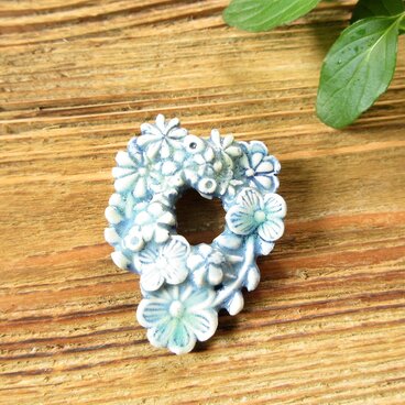 陶器で出来たリースブローチ（一点物）