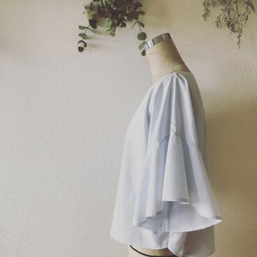 ピンストライプ フレアスリーブブラウス