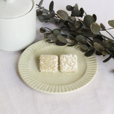 〈送料無料〉ガラスビーズのスクエアーピアス