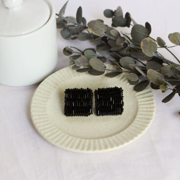 〈送料無料〉竹ビーズのスクエアーピアス　ブラック