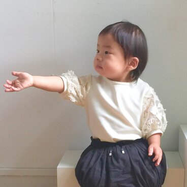 華やかなお袖とやわらか素材のロンパース