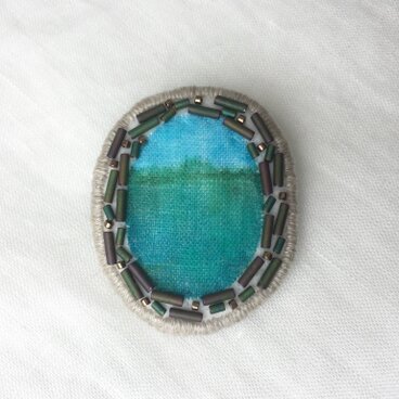 湖のある森 ビーズ刺繍ブローチ