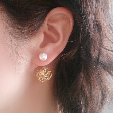 ぐるぐるワイヤーピアス／イヤリング　(ゴールドカラー)