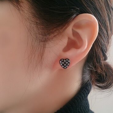 白い小花のハートピアス／イヤリング