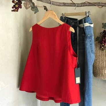 大人可愛い赤 ベスト バックペプラムが素敵