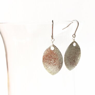 キラキラスターダストピアスシルバー葉っぱ