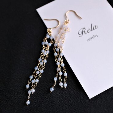 K14GF 流れるブルーレースのピアス