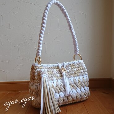 タッセル付きワンショルダーバッグ