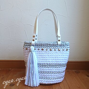 シルバー×ホワイトの丸底トートバッグ