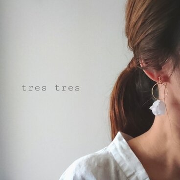 フロストホワイトフラワーとフープのエアリーなイヤリング