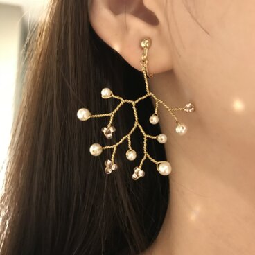 小枝のパールイヤリング