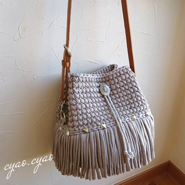 フリンジ＆スタッズの巾着ショルダーバッグ