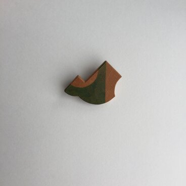 山と湖ブローチ/イチイ