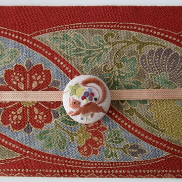 受注制作　葡萄と栗鼠の帯留め　ベージュピンク