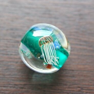 とんぼ玉　赤海月　bright sea　04