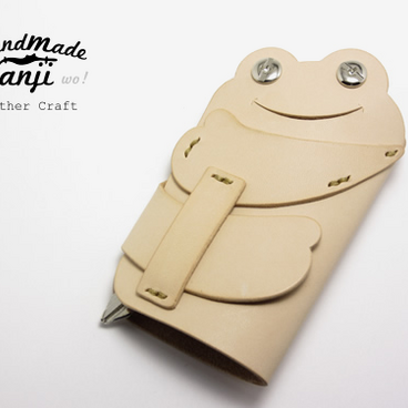 おまもりカエルのカギ抱っこキーケース