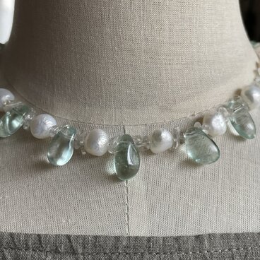 ミントグリーンの首飾り（ミニしろつめ草の花付き）