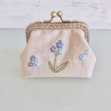 忘れな草の刺繍のがま口ポーチ M　受注制作