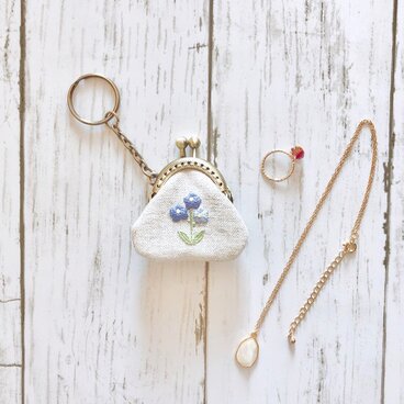 忘れな草の刺繍のミニがま口キーホルダー　受注制作