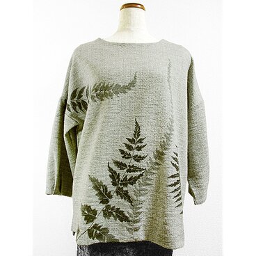 八分袖トップス（ボートネック）（羊歯の葉模様）（薄グレー色）