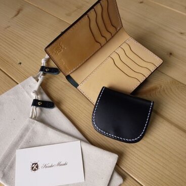 ミディアムサイズの縦長二つ折り財布：TRIP（カードポケット仕様）