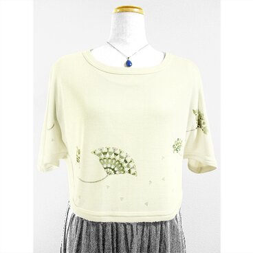 トップス（ポンチョ風ショート丈）（古典文様風デザイン花）（生成の白色）