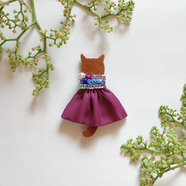 【70%オフ】夏セール●一点物【せなかねこブローチ】葡萄ワンピースの猫ちゃん（フェルト・ビーズ・パール・刺繍・秋)