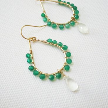 *14kgf*グリーンオニキスとホワイトムーンストーンのドロップピアス