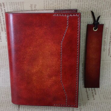 【送料無料】【名入れ可】手染めの本革ブックカバー・文庫版【しおり付】【赤茶】