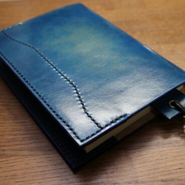 【送料無料】【名入れ可】手染めの本革ブックカバー・文庫版【しおり付】【青】