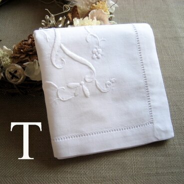 Aging手刺繍イニシャルハンカチ　ホワイトT