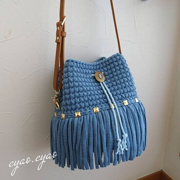 フリンジ＆スタッズの巾着ショルダーバッグ