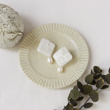 〈送料無料〉パールとビーズのひし形ピアス　ホワイト