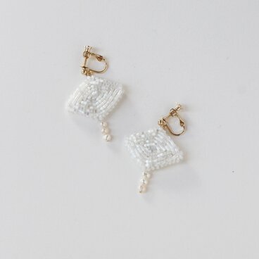 〈送料無料〉ひし形ビーズと小粒パールの耳飾り　ホワイト