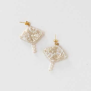 〈送料無料〉ひし形ビーズと小粒パールの揺れる耳飾り　生成り